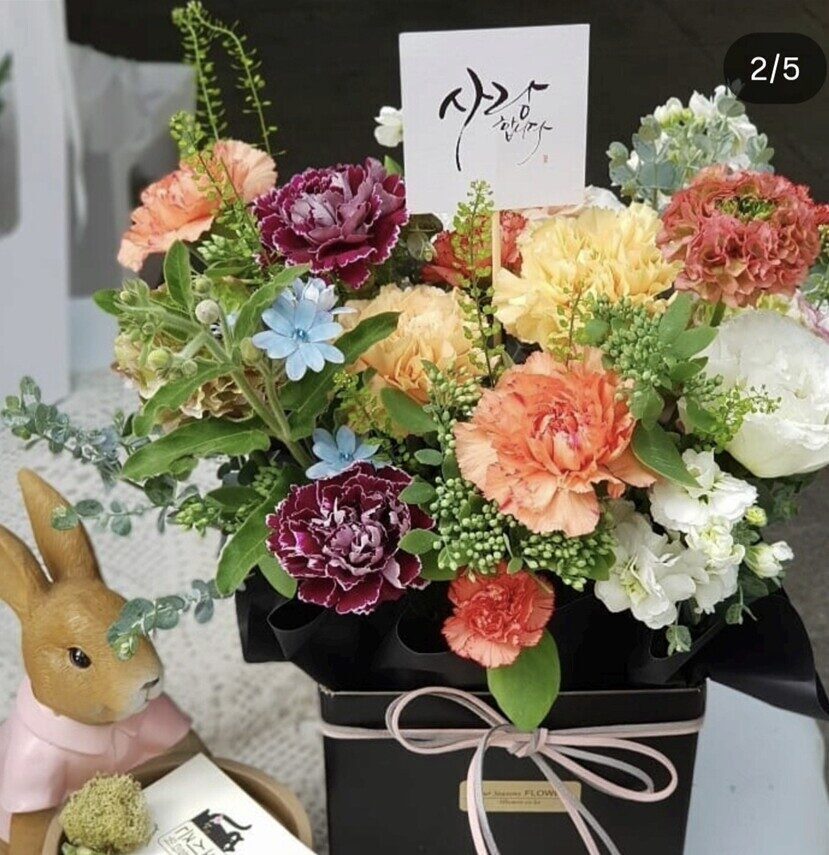 안양 평촌점에서 제작된 블루 믹스 카네이션 바구니 실사