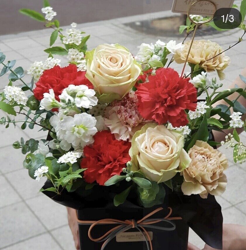 안양 평촌점에서 제작된 블루 믹스 카네이션 바구니 실사