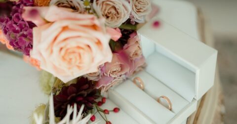 화사한 핑크 코랄 톤의 생화 꽃다발